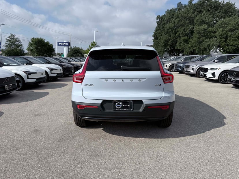 2026 Volvo XC40 - Image 3