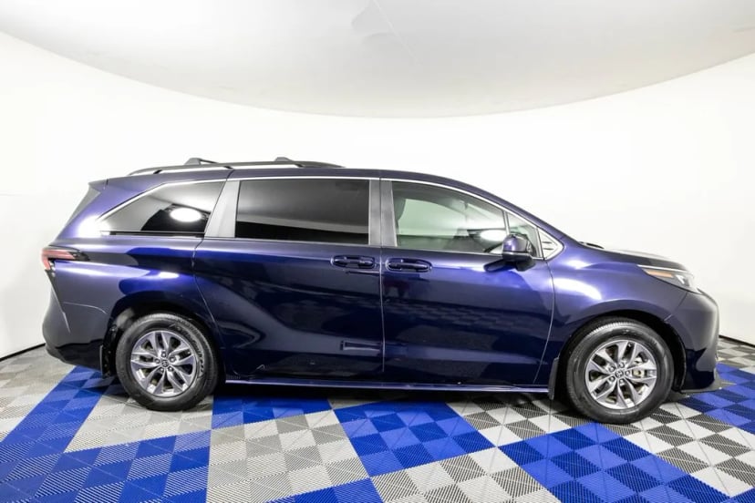 2024 Toyota Sienna - Image 2