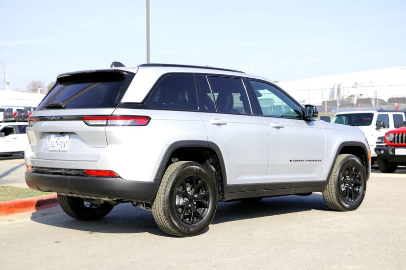2025 Jeep Grand Cherokee - Image 2