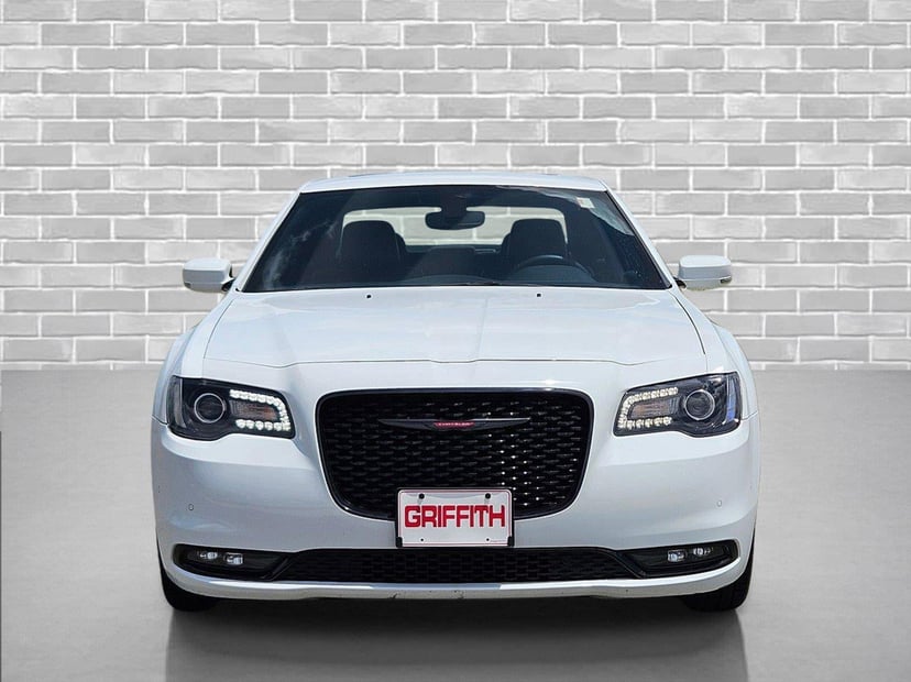 2023 Chrysler 300 - Image 2