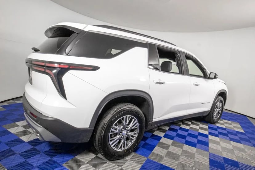 2025 Chevrolet Traverse - Image 2