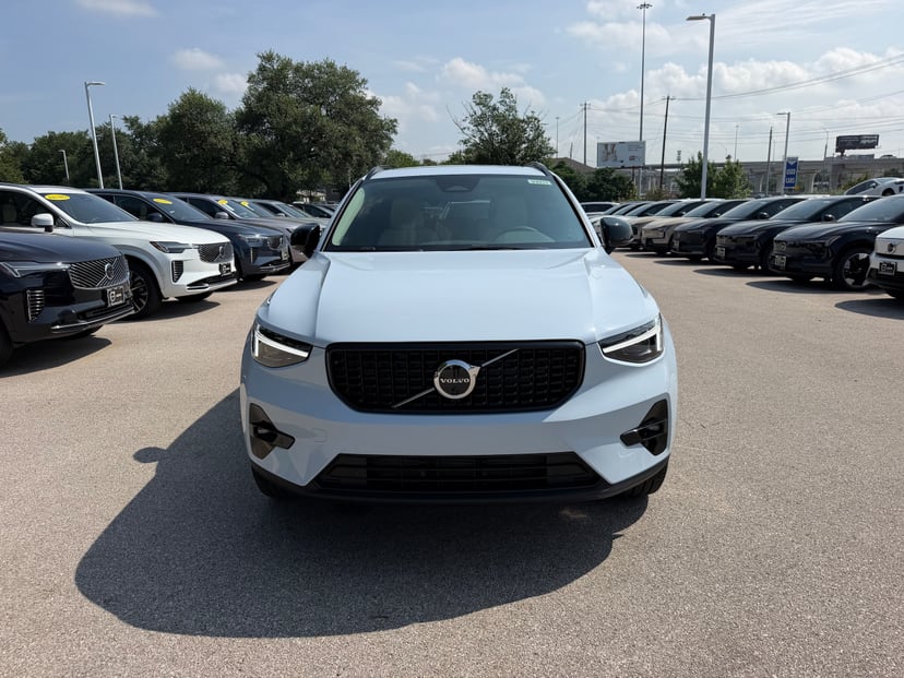 2026 Volvo XC40 - Image 3
