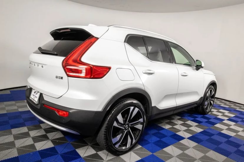 2023 Volvo XC40 - Image 2