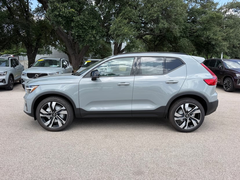 2026 Volvo XC40 - Image 3