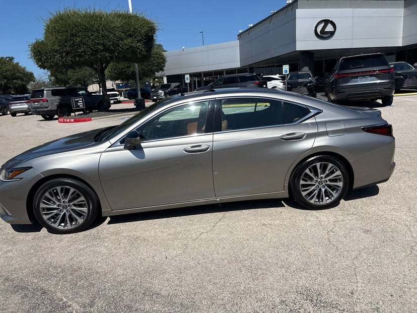 2021 Lexus ES - Image 1