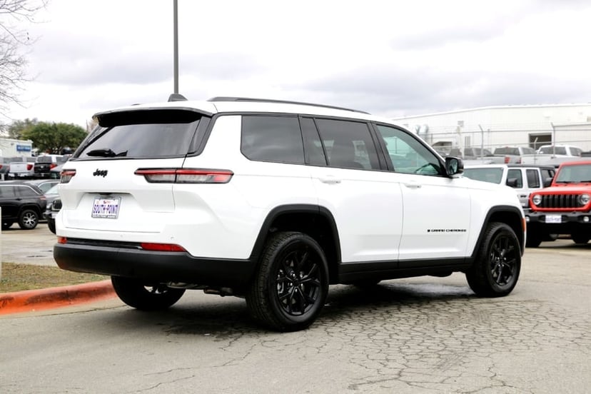2025 Jeep Grand Cherokee L - Image 3