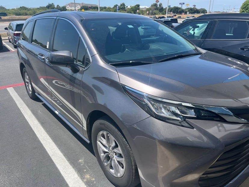 2023 Toyota Sienna - Image 2