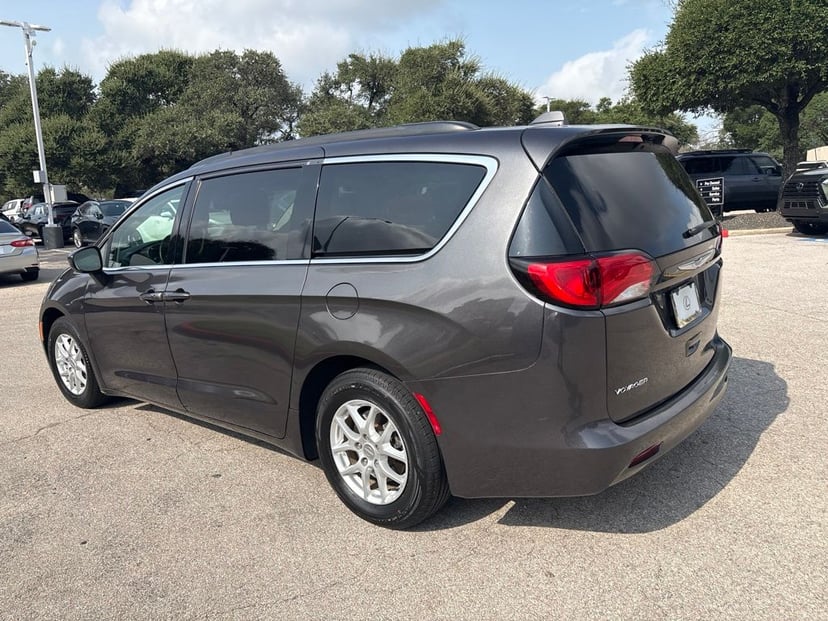 2020 Chrysler Voyager - Image 2