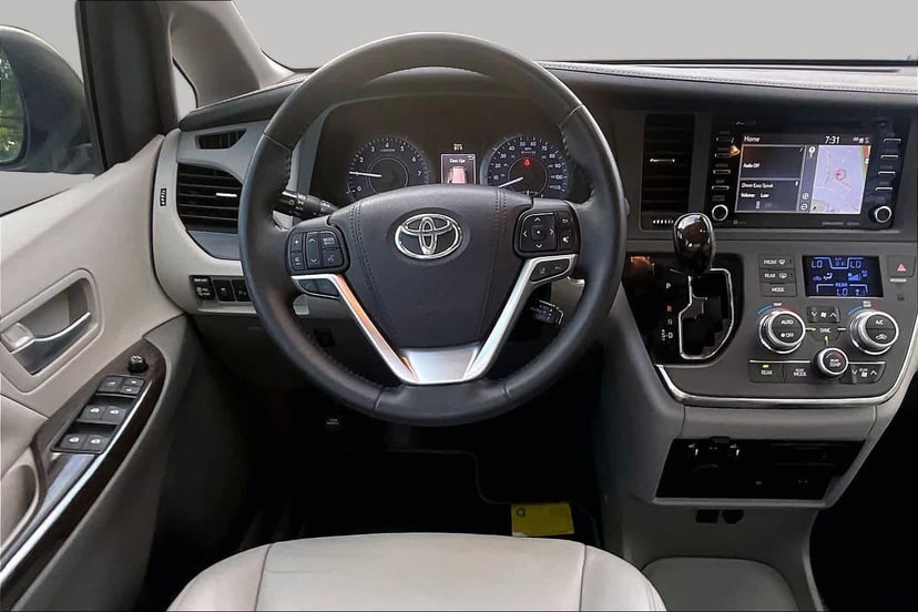 2018 Toyota Sienna - Image 3