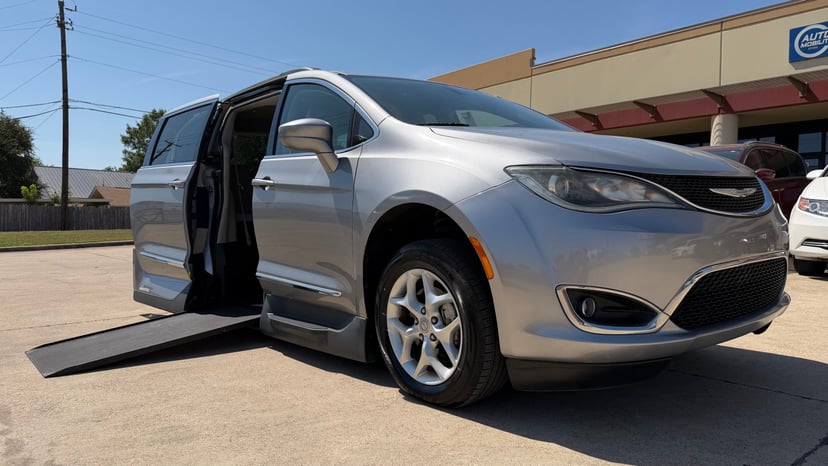 2017 Chrysler Pacifica - Image 1