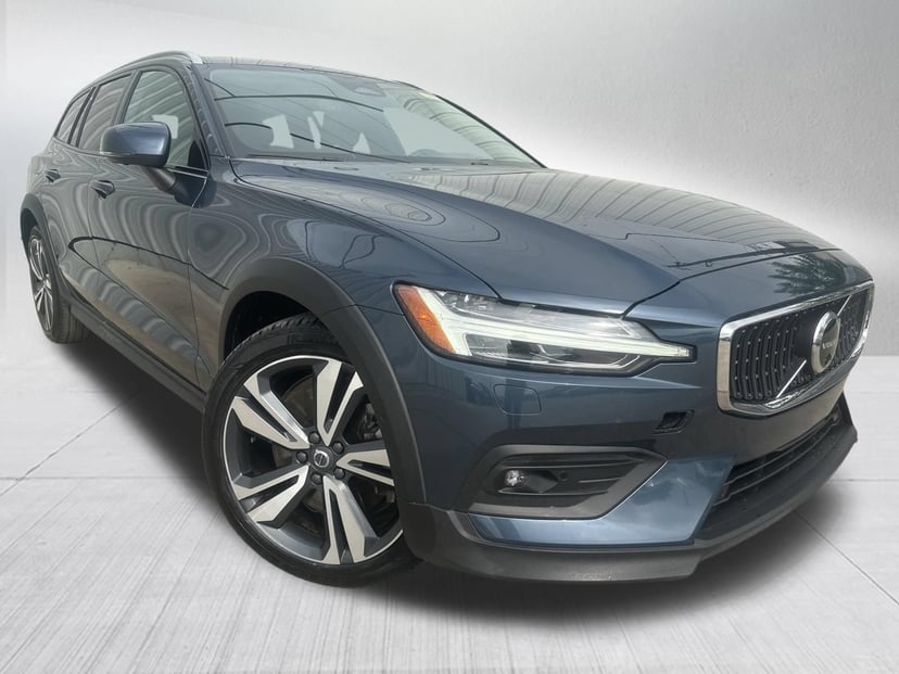2025 Volvo V60CC - Image 3