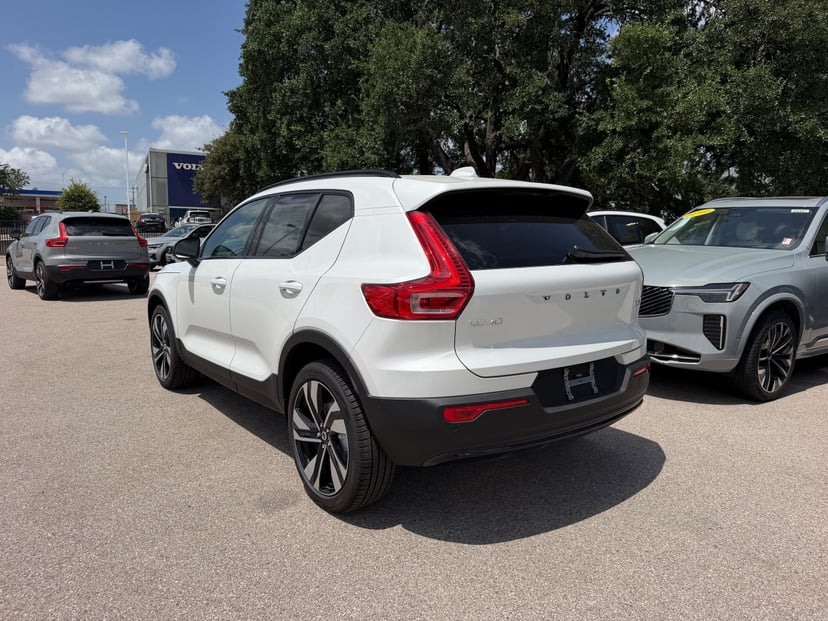 2026 Volvo XC40 - Image 2