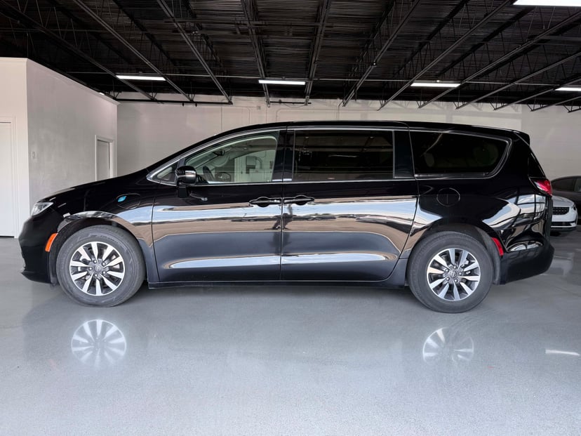 2024 Chrysler Pacifica - Image 3