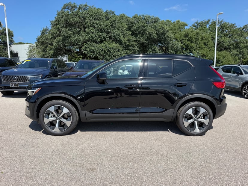 2026 Volvo XC40 - Image 2