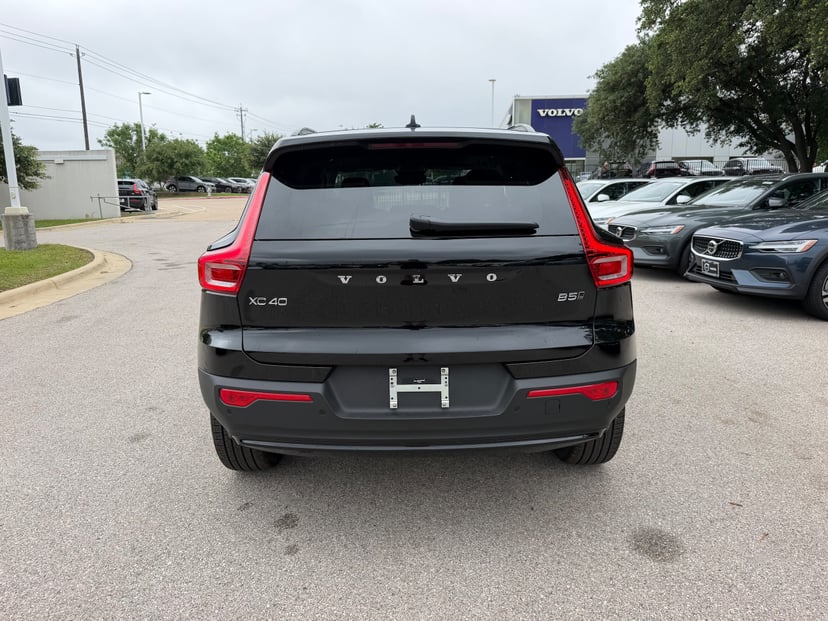 2026 Volvo XC40 - Image 2