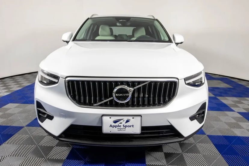 2023 Volvo XC40 - Image 3