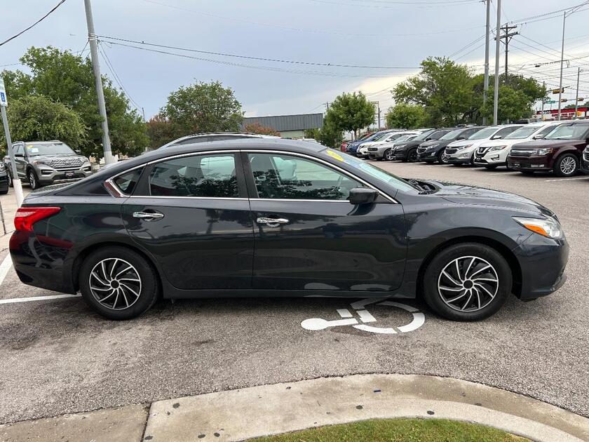 2017 Nissan Altima - Image 2