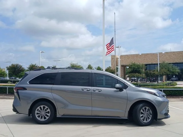 2026 Toyota Sienna - Image 2