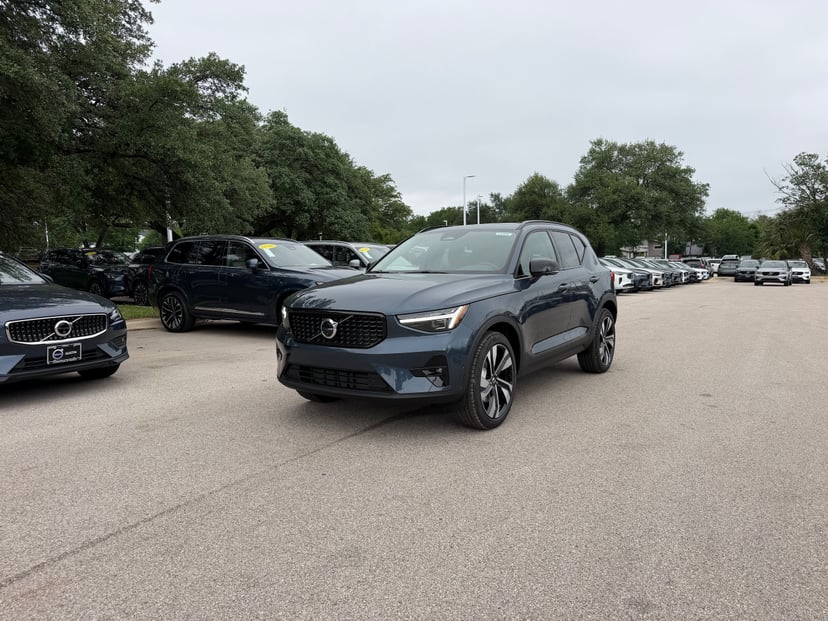 2026 Volvo XC40 - Image 2