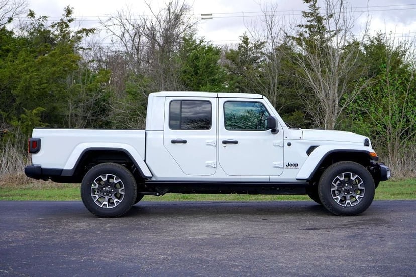 2026 Jeep Gladiator - Image 2