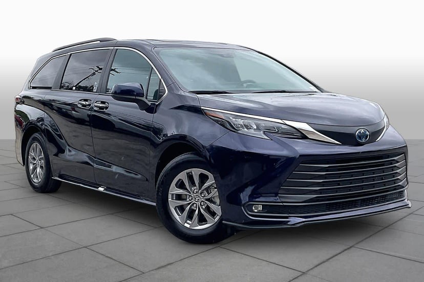 2025 Toyota Sienna - Image 1