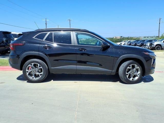 2025 Chevrolet Trax - Image 2