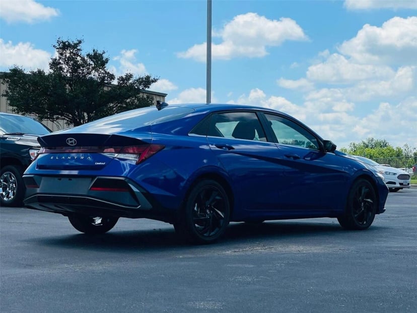 2025 Hyundai Elantra - Image 2