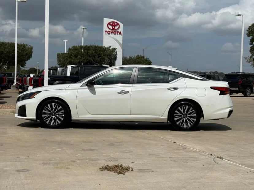 2025 Nissan Altima - Image 2
