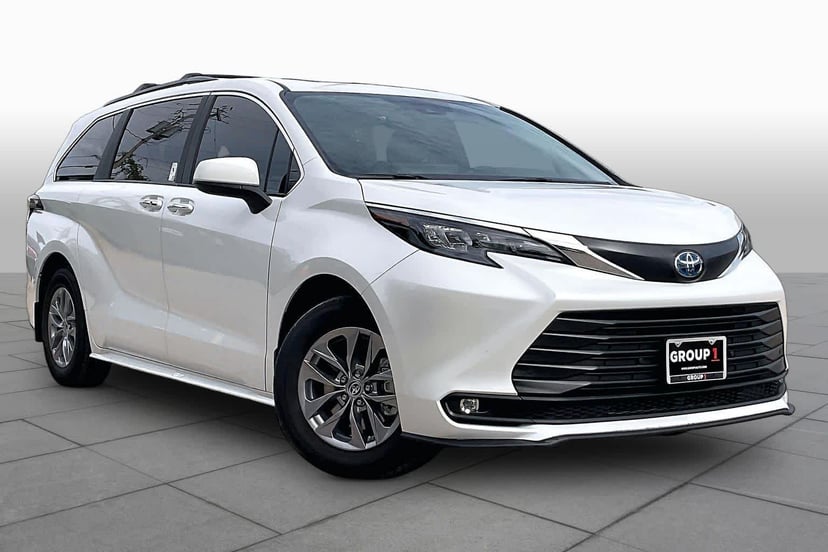 2025 Toyota Sienna - Image 1