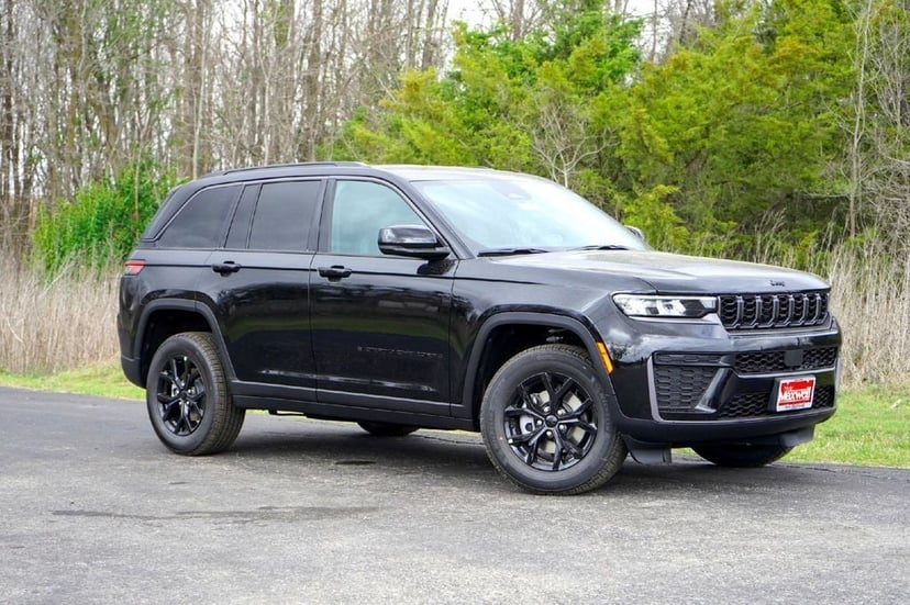 2026 Jeep Grand Cherokee Laredo Altitude - Image 3