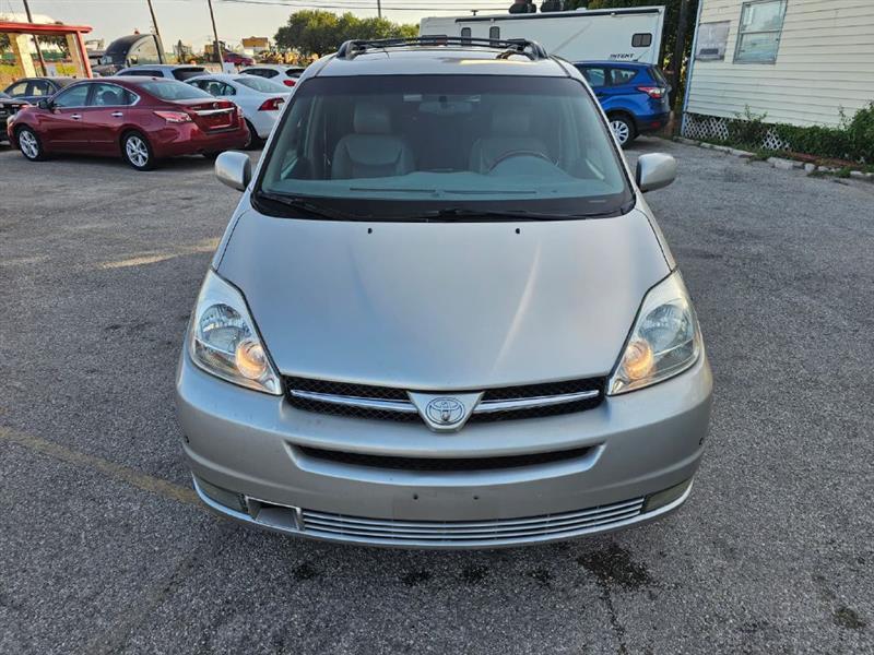 2005 Toyota Sienna - Image 2