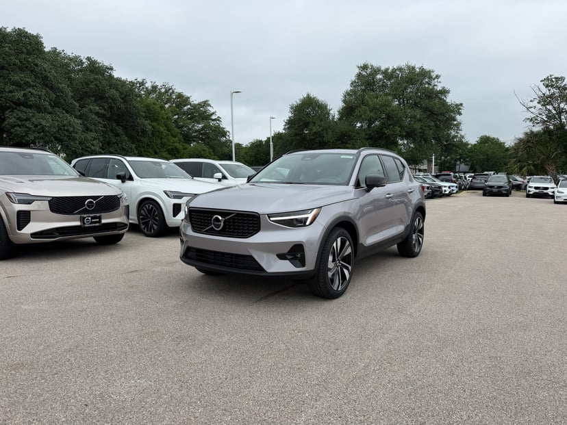 2026 Volvo XC40 - Image 1