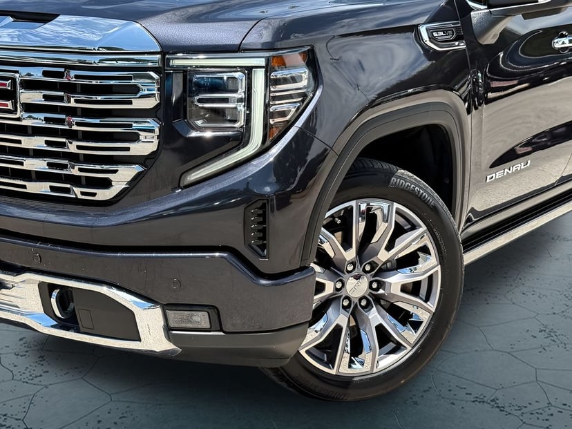 2023 GMC Sierra - Image 3