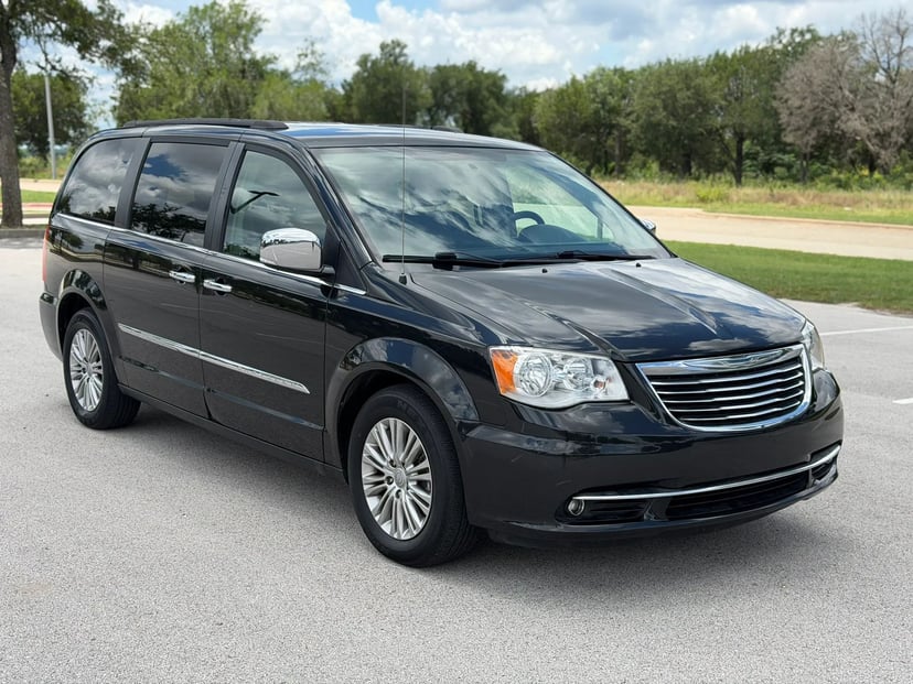 2015 Chrysler Town & Country - Image 1
