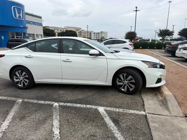 2022 Nissan Altima - Image 2