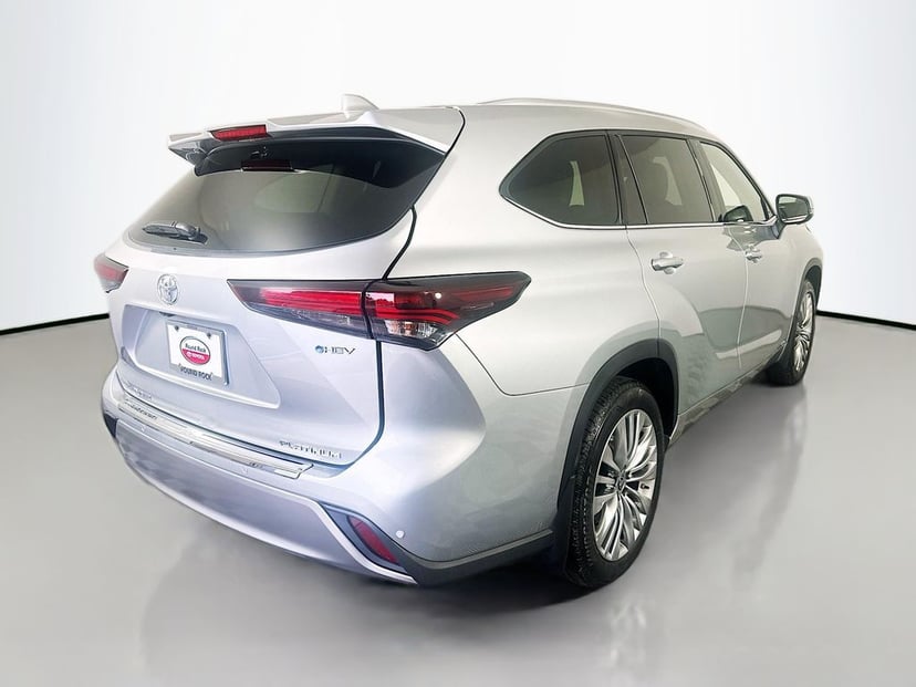 2025 Toyota Highlander - Image 2