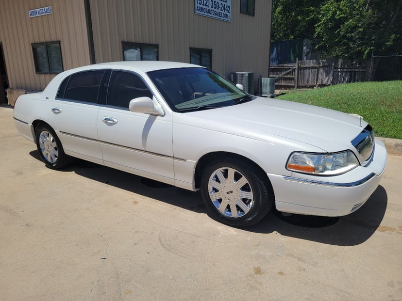 2003 Lincoln Town Car - Image 1