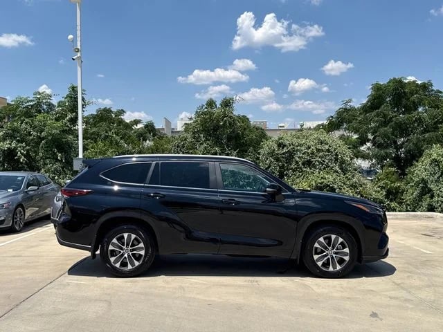 2026 Toyota Highlander - Image 2