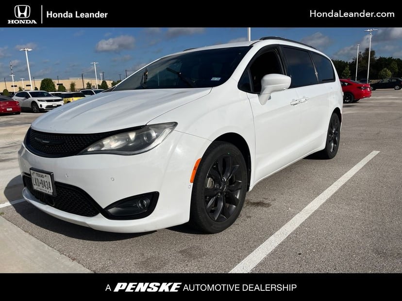 2018 Chrysler Pacifica - Image 2
