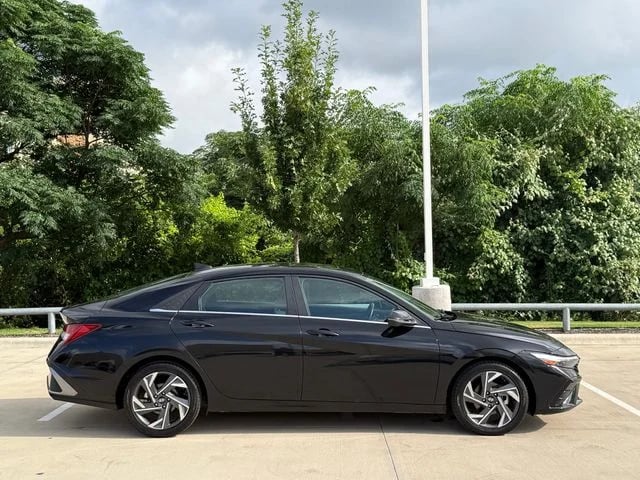 2024 Hyundai Elantra - Image 3