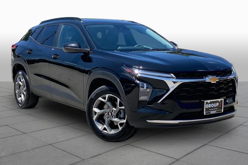 2025 Chevrolet Trax - Image 2