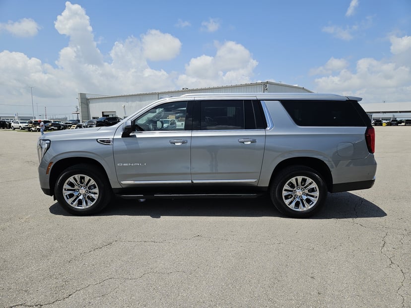 2025 GMC Yukon XL - Image 3