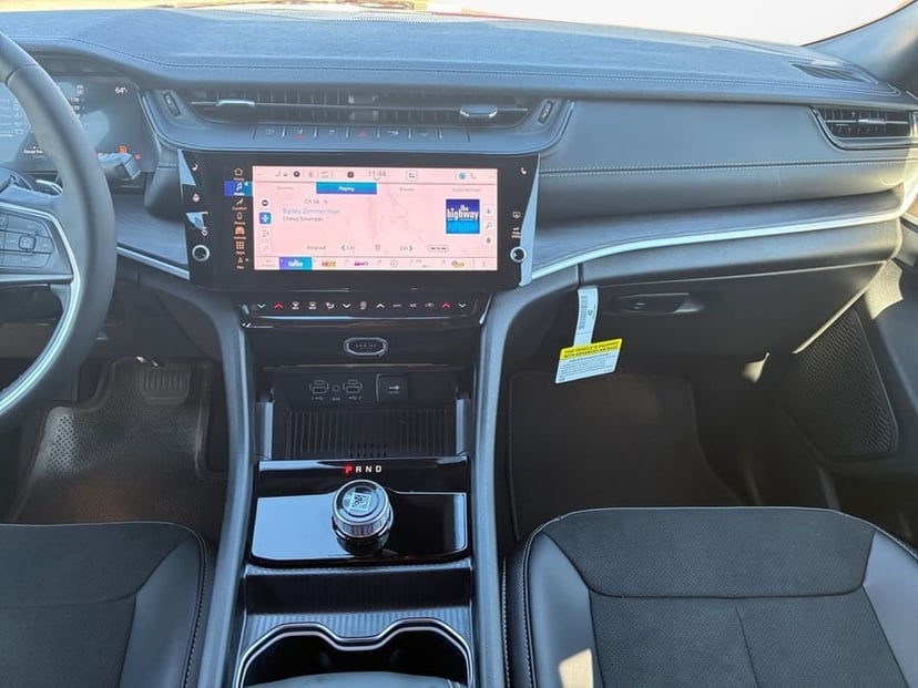2026 Jeep Grand Cherokee Laredo Altitude - Image 2