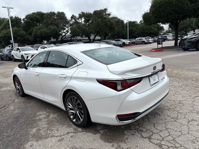 2024 Lexus ES - Image 3