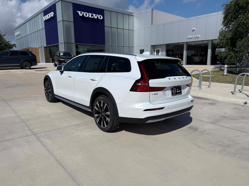 2026 Volvo V60 Cross Country - Image 1