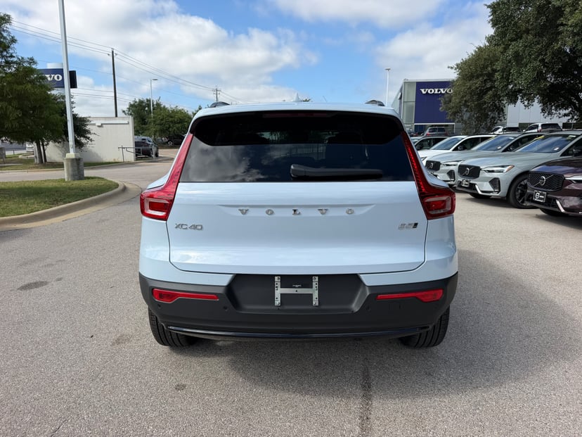 2026 Volvo XC40 - Image 3