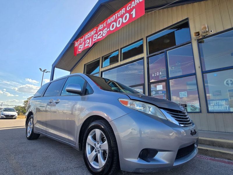 2017 Toyota Sienna - Image 1