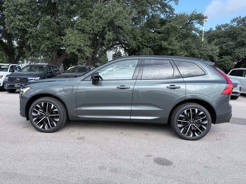 2026 Volvo XC60 - Image 2