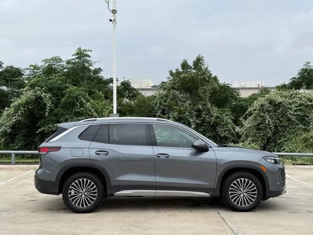 2025 Volkswagen Tiguan - Image 2
