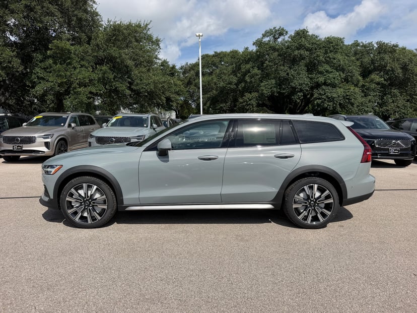 2026 Volvo V60 Cross Country - Image 2